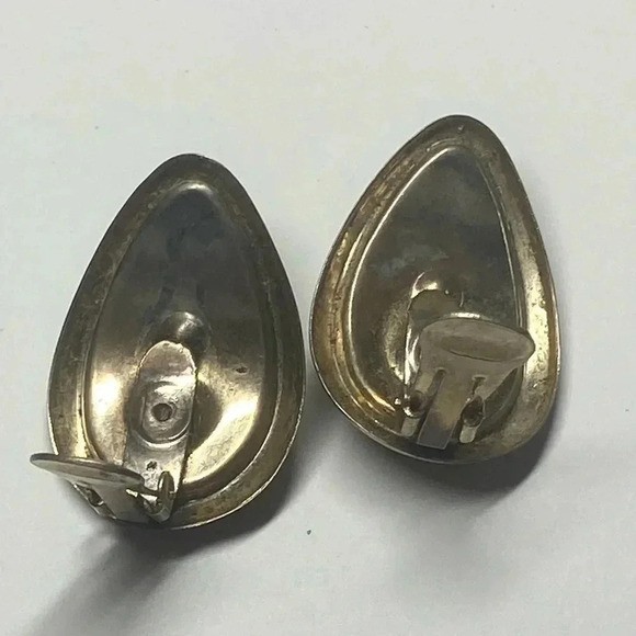 SHELL VINTAGE CLIP ON EARRINGS WITH LIME GREEN ACCENTS - Picture 8 of 9